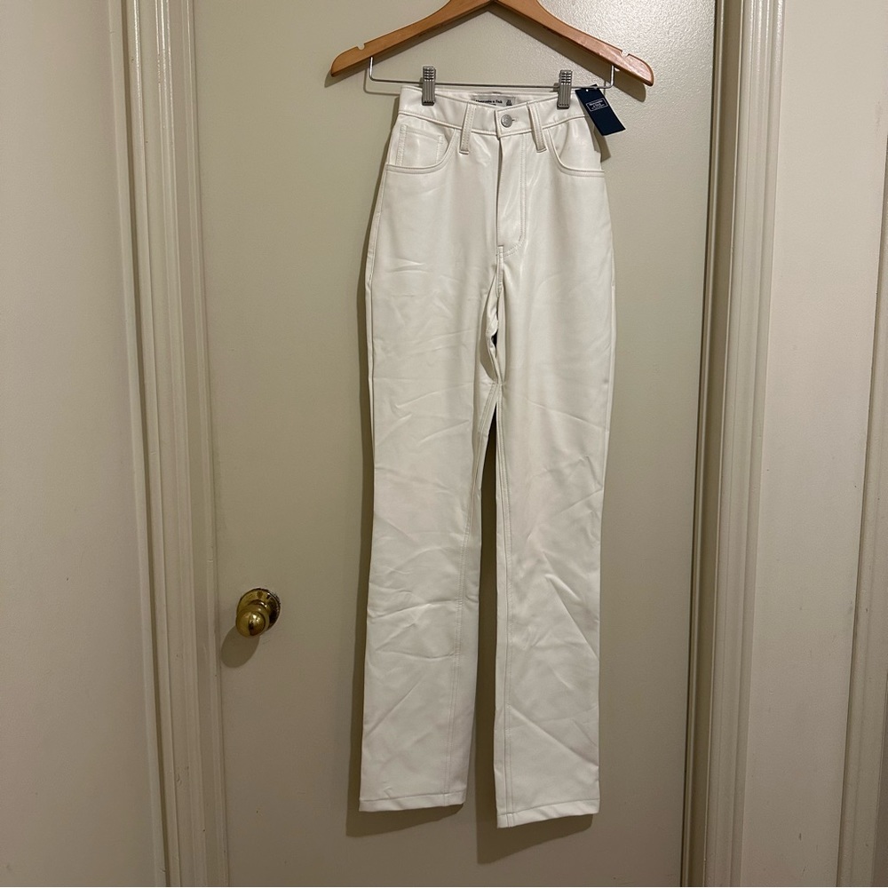 NWT Curve Love Vegan Leather 90s Straight Pants White (Size 23)